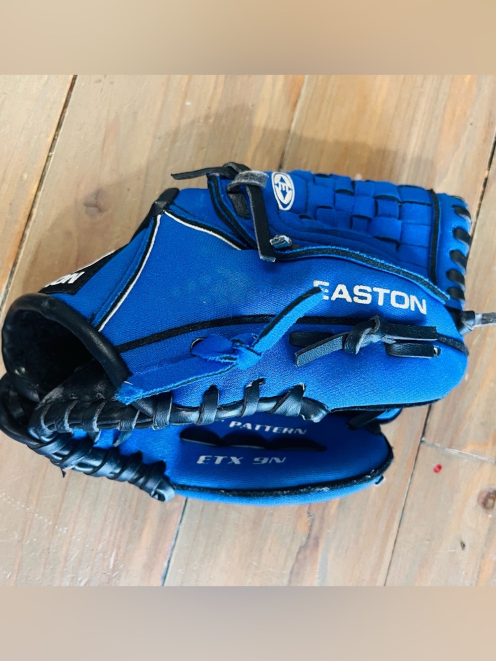 Kids Easton 9” Glove